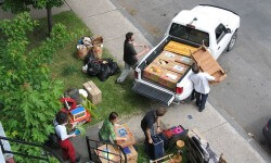 घर पर स्थानांतरण करते हुए इन पैकर्स और मूवर्स पर बैंक 