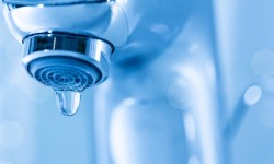 लीकिंग पाइप पाइप स्ट्रक्चरल नुकसान हो सकता है। क्या आपने अपने नए फ्लैट में नलसाजी का निरीक्षण किया है? 