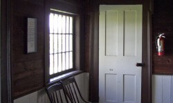 शहरी घरों में छोटे प्रवेश हैं लेकिन आप अभी भी इस स्थान को बढ़ा सकते हैं 