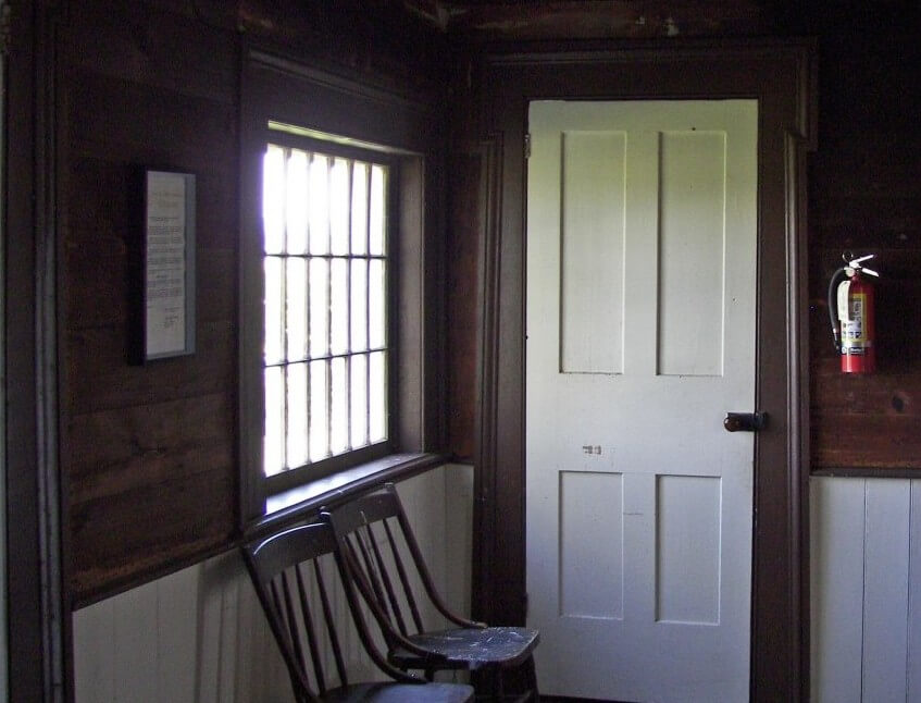 Urban Homes Have Small Entryways But You Can Still Enhance This Space