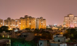 क्या गुड़गांव लंबा इमारतों को अनुमति देकर बेहतर बुनियादी ढांचा बना सकता है? 