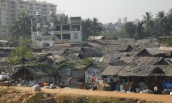 भारत के झोपड़ियां एक ही समय में अधोमुखी और अध्यारोपित हैं 
