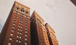 डेवलपर समय पर संपत्ति देने में असमर्थ क्यों हैं? 