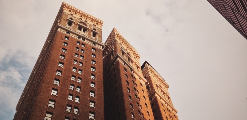 डेवलपर समय पर संपत्ति देने में असमर्थ क्यों हैं? 