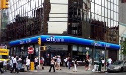 क्यों दुनिया में वयस्कों का एक बड़ा अंश आर्थिक रूप से बहिष्कृत कर रहे हैं? 