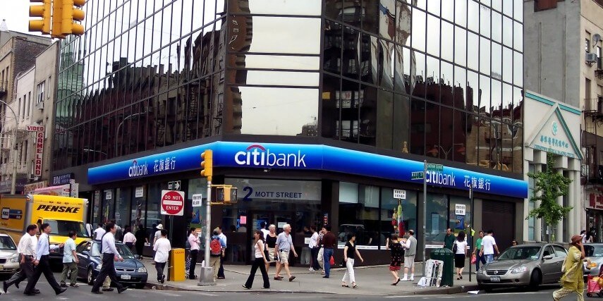 क्यों दुनिया में वयस्कों का एक बड़ा अंश आर्थिक रूप से बहिष्कृत कर रहे हैं? 