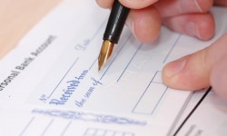 चेक बाउंस हुआ तो झेलना पड़ेगा कोर्ट का डंडा, बैंक रद्द कर सकता है अकाउंट  