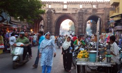 गुजरात में रियल एस्टेट ट्रांजैक्शन में कूदो एक हैप्पी आश्चर्य के रूप में आता है 