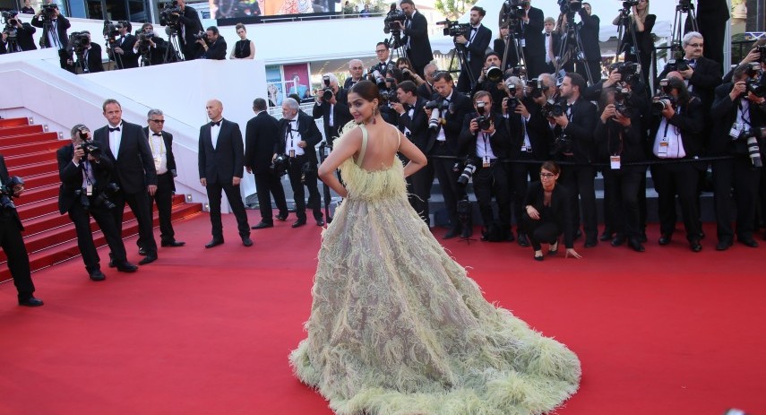 संपत्ति के लिए भुगतान किए गए 30 से अधिक बॉलीवुड सितारे की जांच करें 