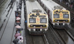 नई मुंबई, ठाणे में मूसलधार बारिश के बीच की दुर्दशा 